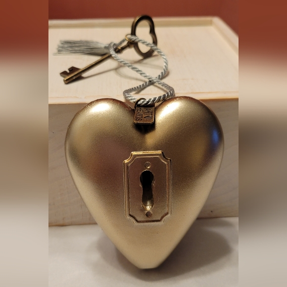 Art Hearts 💕 Puffed Decoration w/ Key - Picture 3 of 12